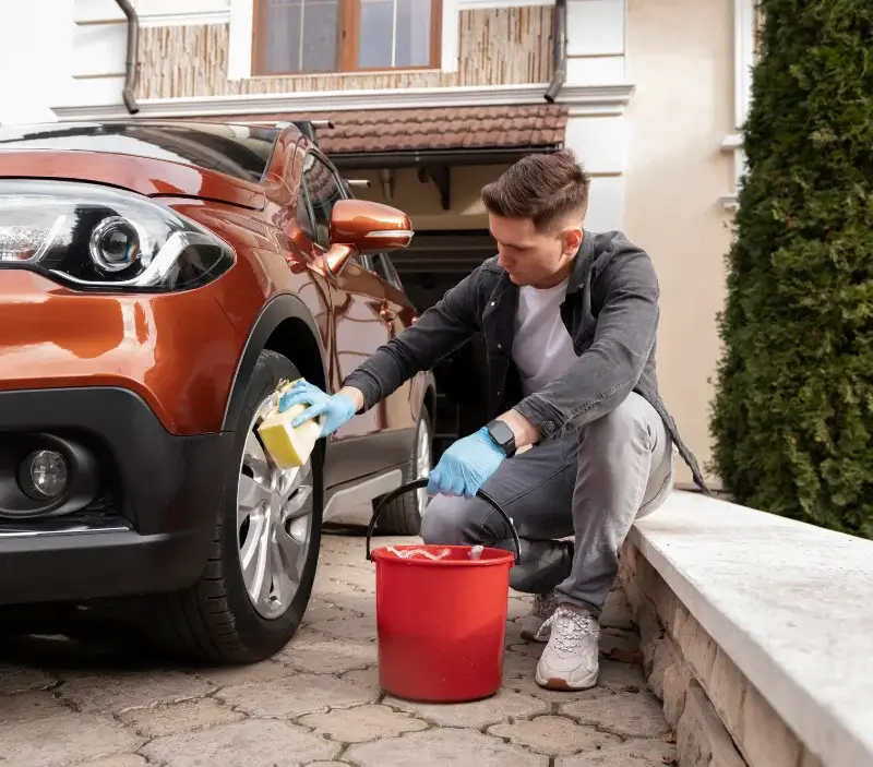 Lavage auto à domicile Château-Ville-Vieille : professionnel intervenant sur un véhicule